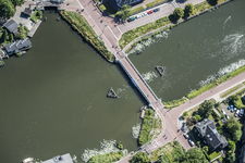909191 Luchtfoto van de Muntbrug over het Merwedekanaal te Utrecht.